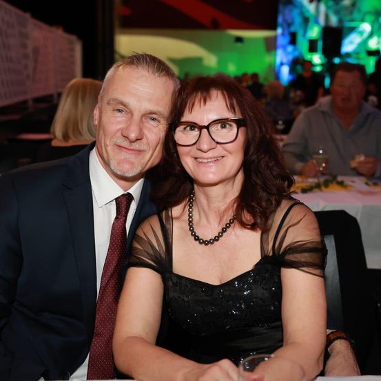 Bild enthält, Formal Wear, Suit, Blazer, Coat, Jacket, Portrait, Glasses, Dress, Tie, Table