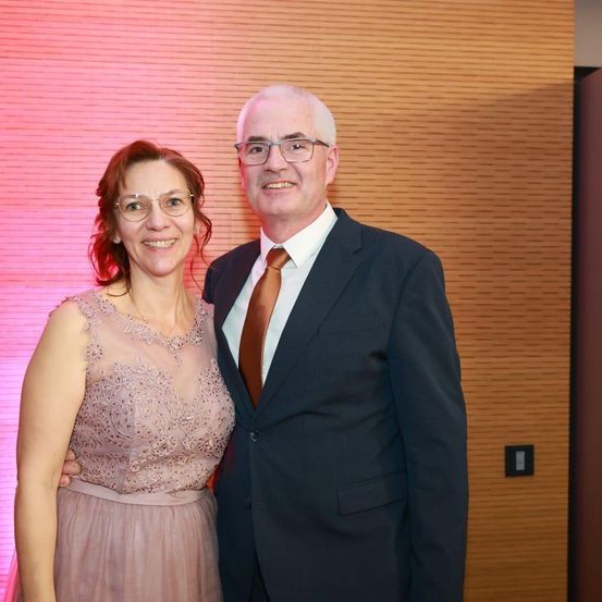 Bild enthält, Blazer, Coat, Jacket, Formal Wear, Suit, Dress, Photography, Portrait, Fashion, Tie