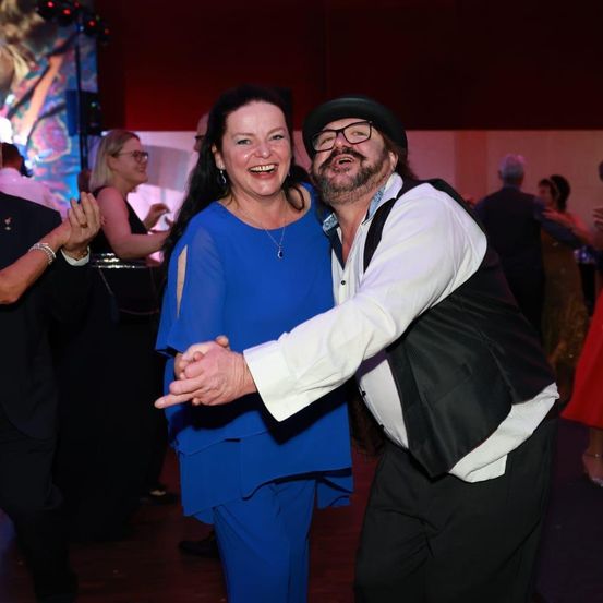 Bild enthält, Formal Wear, Suit, People, Person, Adult, Female, Woman, Blazer, Dress, Tuxedo