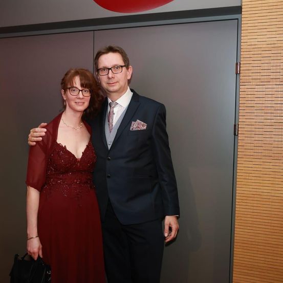 Bild enthält, Blazer, Coat, Jacket, Formal Wear, Suit, Dress, Fashion, Tuxedo, Person, Woman