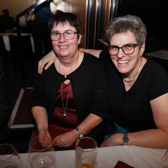 Bild enthält, Accessories, Glasses, Photography, Portrait, Dining Table, Table, Formal Wear, Suit, Necklace, Dining Room