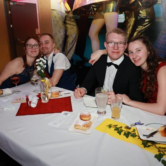 Bild enthält, Dining Room, Dining Table, Table, Formal Wear, Suit, Photography, Portrait, Meal, Glasses, Lunch