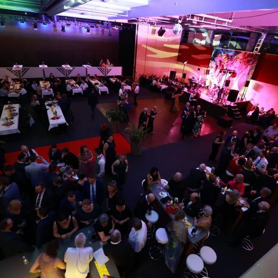 Bild enthält, Urban, Indoors, Fun, Building, Person, Hall, Adult, Male, Man, Banquet