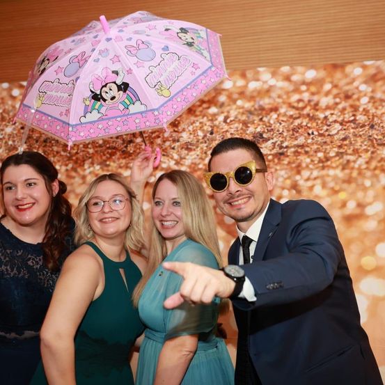 Bild enthält, Blazer, Coat, Jacket, Face, Head, Photography, Portrait, Formal Wear, Suit, People