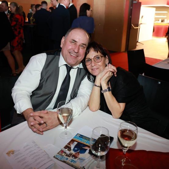 Bild enthält, Dining Table, Table, Dining Room, Formal Wear, Suit, Photography, Portrait, Glasses, Tie, Glass