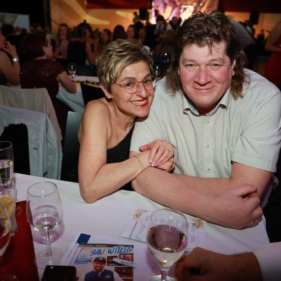 Bild enthält, Dining Table, Table, Dining Room, Person, Photography, Portrait, Restaurant, Glass, Glasses, Woman