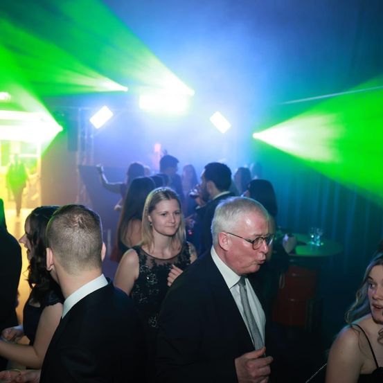 Bild enthält, Urban, Adult, Bride, Female, Person, Woman, Male, Man, Face, Party