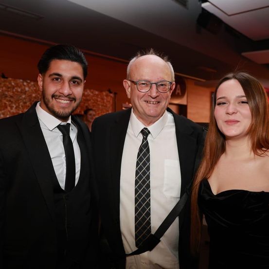 Bild enthält, Blazer, Coat, Jacket, Formal Wear, Suit, Tie, People, Person, Adult, Woman