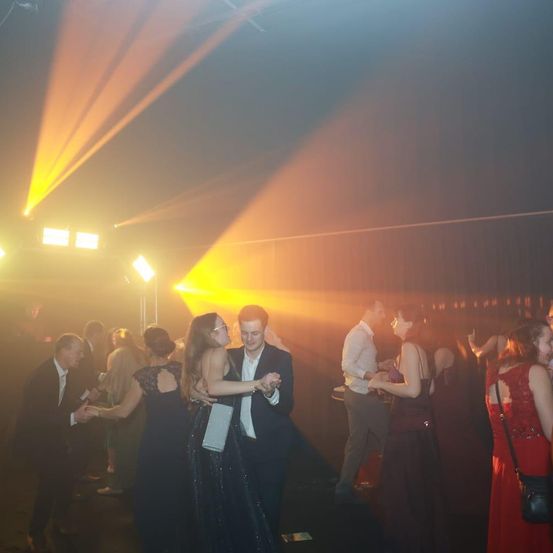 Bild enthält, Lighting, Urban, Adult, Bride, Female, Person, Woman, Male, Man, Club