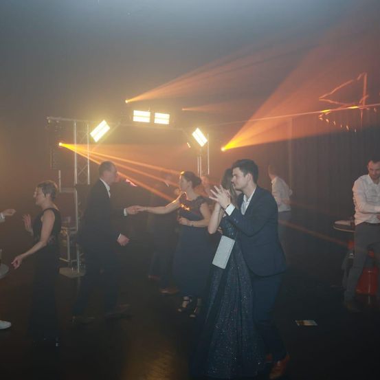 Bild enthält, Urban, Adult, Male, Man, Person, Lighting, Fun, Party, Face, Night Life