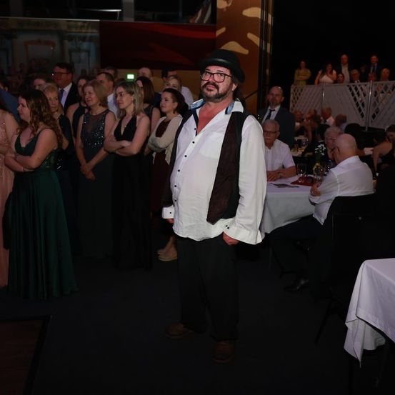 Bild enthält, Formal Wear, Suit, Dress, Tuxedo, Adult, Male, Man, Person, Bride, Woman