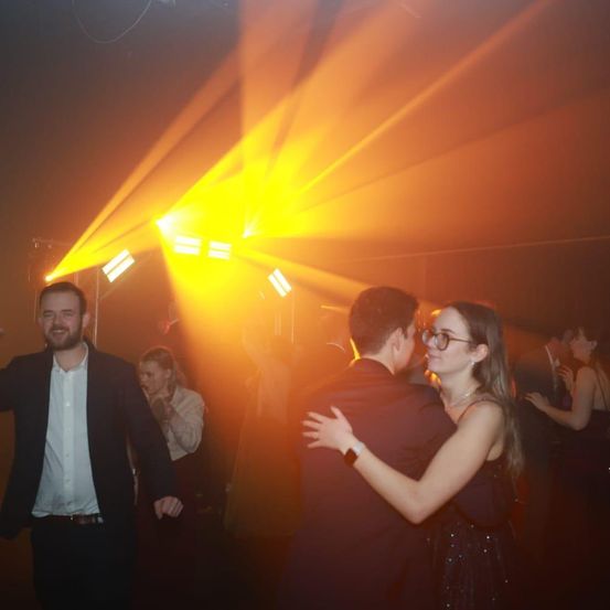 Bild enthält, Lighting, Urban, Formal Wear, Suit, Blazer, Person, Portrait, Adult, Male, Man