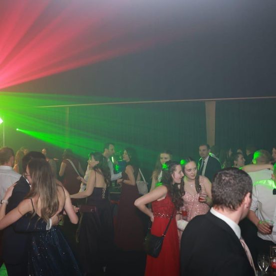 Bild enthält, Urban, Person, Adult, Female, Woman, Bride, Male, Man, Party, Handbag