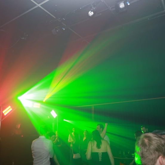 Bild enthält, Lighting, Urban, Club, Night Club, Adult, Female, Person, Woman, Male, Man