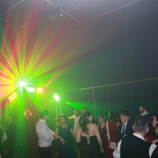 Bild enthält, Urban, Adult, Male, Man, Person, Bride, Female, Woman, Club, Suit