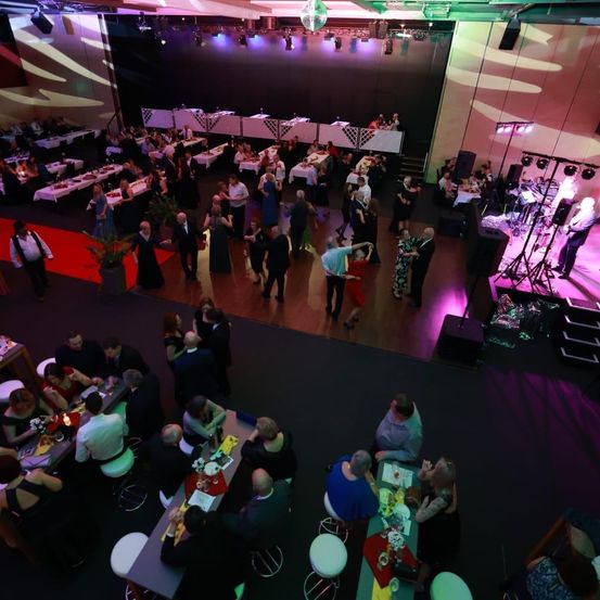 Bild enthält, Urban, Indoors, Fun, Person, People, Head, Party, Hall, Face, Night Life