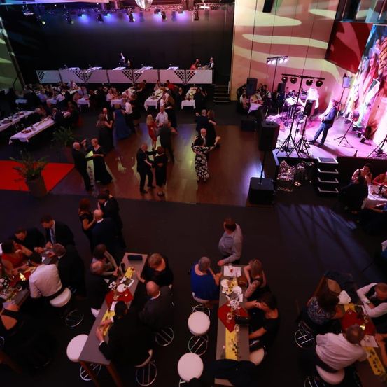 Bild enthält, Urban, Person, Night Life, Fun, Party, Indoors, Face, Head, People