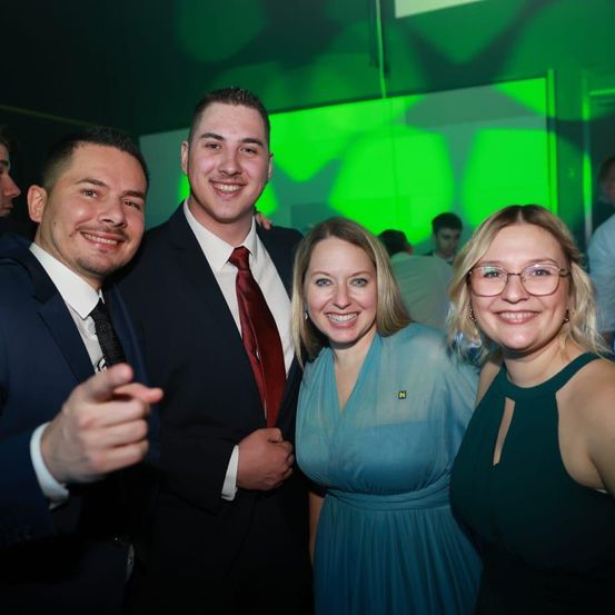 Bild enthält, Blazer, Jacket, Formal Wear, Suit, People, Person, Photobombing, Adult, Female, Woman