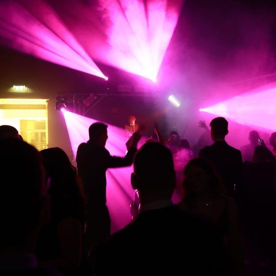 Bild enthält, Urban, Club, Night Club, Adult, Male, Man, Person, Female, Woman, Disco