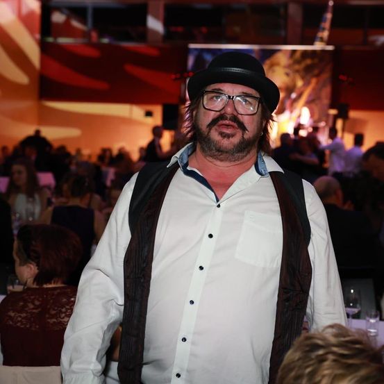 Bild enthält, Person, Photography, Portrait, Shirt, Urban, Adult, Female, Woman, Glasses, Lighting