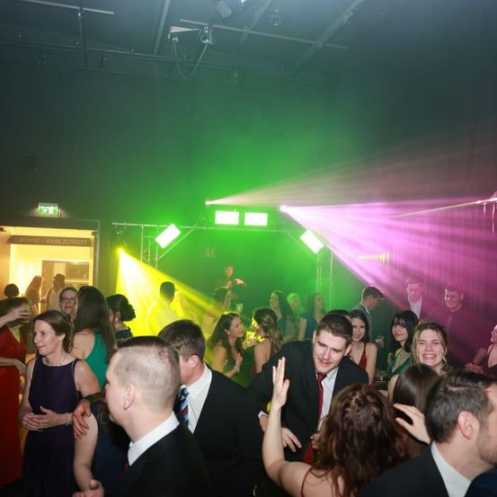 Bild enthält, Urban, Adult, Female, Person, Woman, Male, Man, Bride, Suit, Face