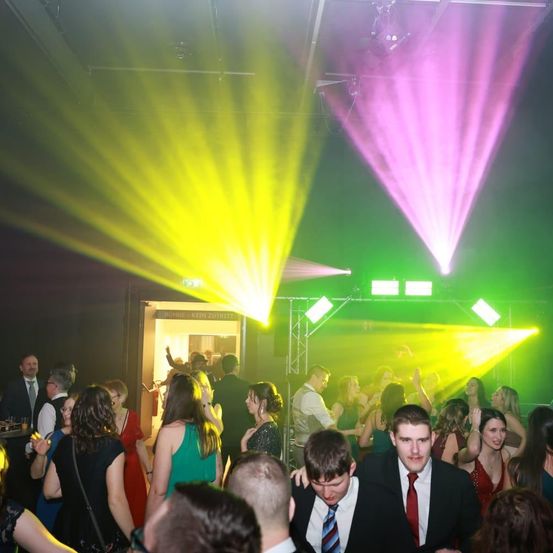 Bild enthält, Urban, Adult, Female, Person, Woman, Club, Bride, Male, Man, Child