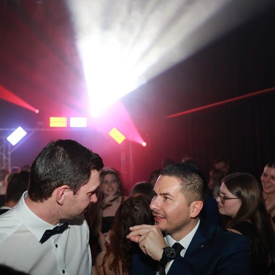 Bild enthält, Urban, Adult, Female, Person, Woman, Male, Man, Bride, Face, Party