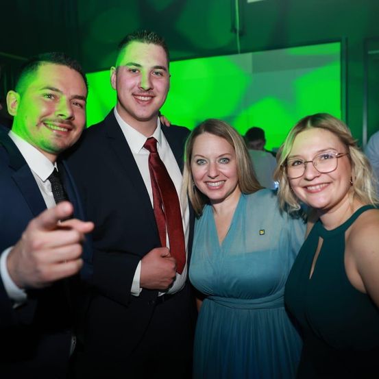 Bild enthält, Urban, Suit, Person, Photobombing, Adult, Female, Woman, Finger, Male, Man