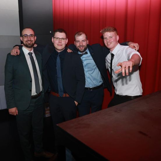 Bild enthält, Blazer, Coat, Jacket, Formal Wear, Tie, Suit, Photography, Portrait, People, Pants