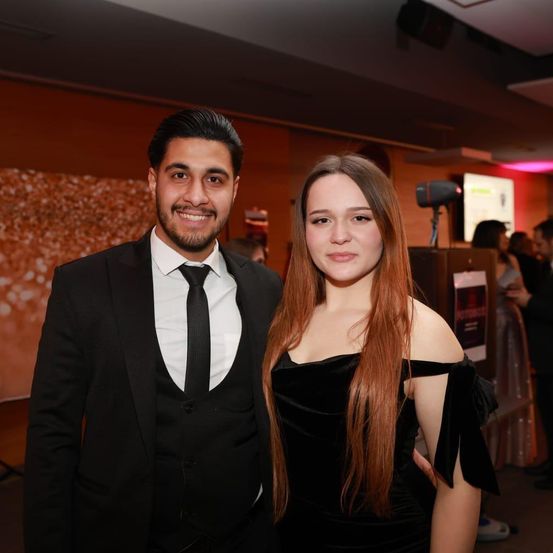 Bild enthält, Formal Wear, Suit, Blazer, Coat, Jacket, People, Tuxedo, Tie, Dress, Fashion