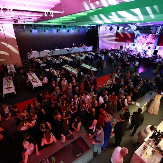 Bild enthält, Urban, Indoors, Fun, Hall, Person, Building, Banquet, People, Head, Face