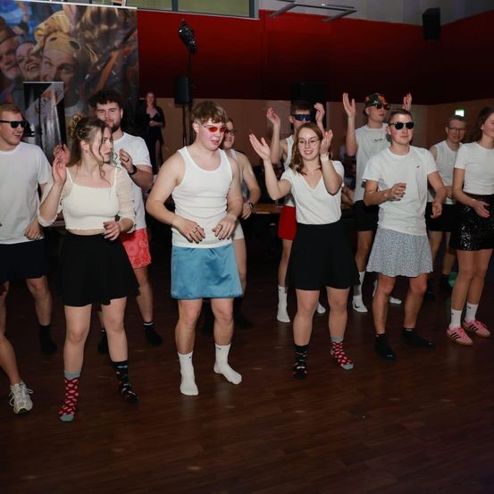 Bild enthält, Skirt, People, Person, Urban, Adult, Male, Man, Female, Woman, Shorts