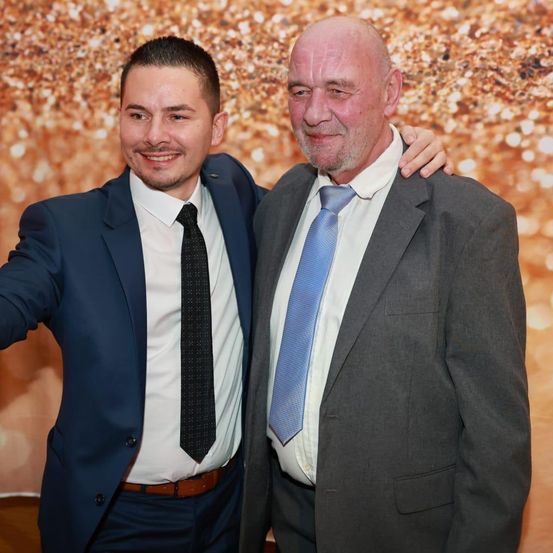 Bild enthält, Blazer, Coat, Jacket, Formal Wear, Tie, Photography, Portrait, Suit, People, Finger