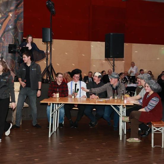 Bild enthält, People, Person, Adult, Female, Woman, Jeans, Male, Man, Urban, Speaker