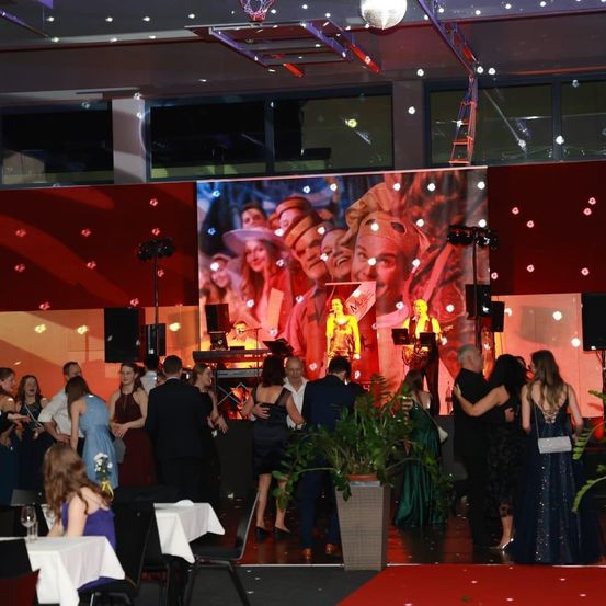 Bild enthält, Urban, People, Person, Night Life, Fun, Party, Face, Head, Electronics, Speaker