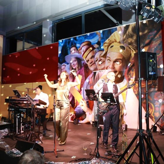 Bild enthält, Adult, Female, Person, Woman, Group Performance, Guitar, Music Band, Musician, Singing, Face