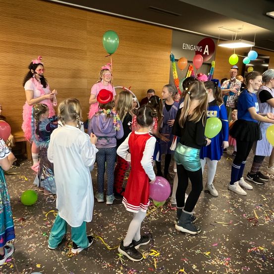 Bild enthält, People, Person, Celebrating, Balloon, Child, Female, Girl, Teen, Shoe, Face