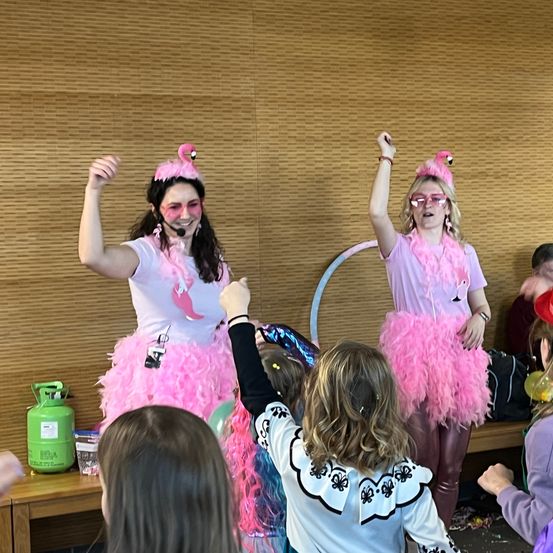 Bild enthält, Celebrating, Person, Child, Female, Girl, Dress, Purple, Balloon, People, Hat