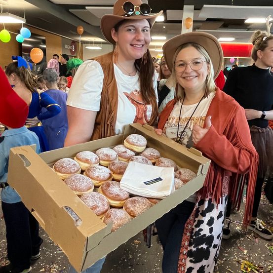 Bild enthält, Hat, Adult, Female, Person, Woman, People, Face, Portrait, Shoe, Sweets