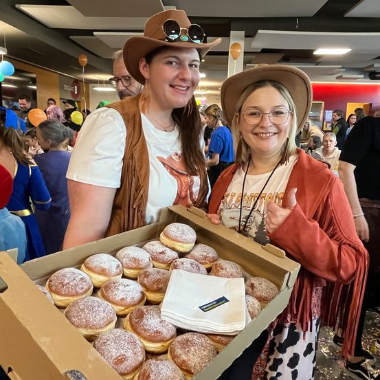Bild enthält, Adult, Female, Person, Woman, Hat, People, Face, Shop, Glasses, Sweets