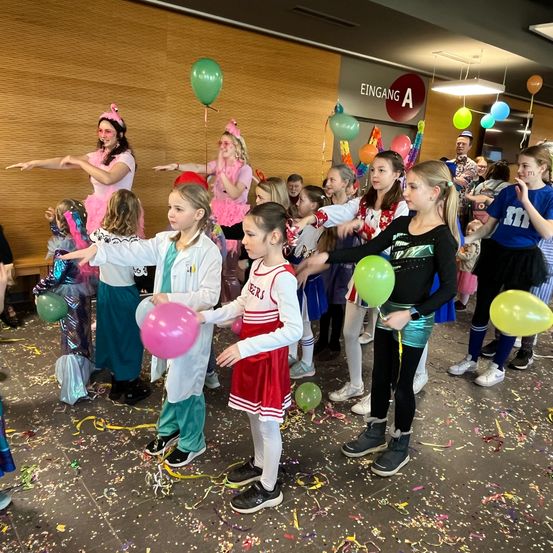 Bild enthält, People, Person, Celebrating, Balloon, Child, Female, Girl, Shoe, Adult, Woman