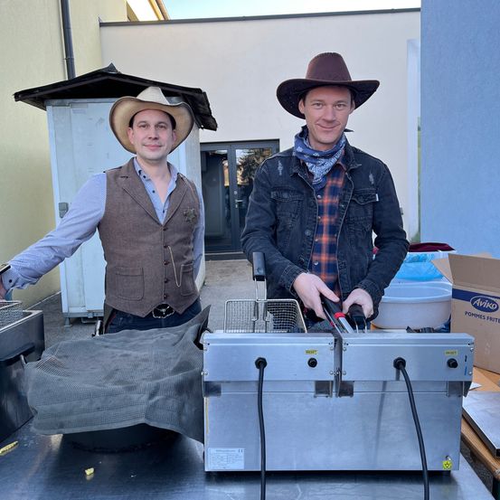 Bild enthält, Clothing, Hat, Sun Hat, Adult, Male, Man, Person, Pants, Face, Coat