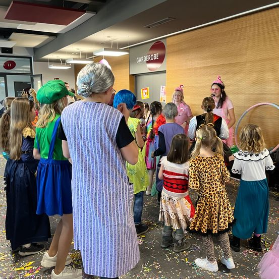 Bild enthält, People, Person, Dress, Child, Female, Girl, Shoe, Formal Wear, Jeans, Shorts