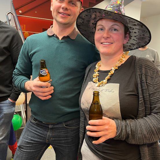 Bild enthält, Hat, Adult, Female, Person, Woman, Beer, Pants, Jeans, Beer Bottle, Bottle