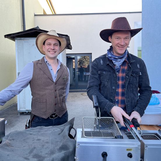Bild enthält, Hat, Sun Hat, Adult, Male, Man, Person, Pants, Jeans, Face, Coat