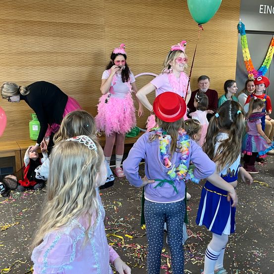 Bild enthält, Celebrating, Person, People, Adult, Female, Woman, Child, Girl, Balloon, Face