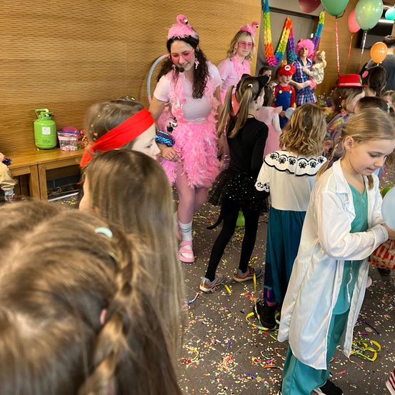 Bild enthält, People, Person, Celebrating, Child, Female, Girl, Balloon, Shoe, Face, Party