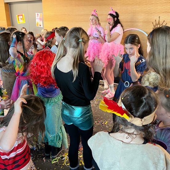 Bild enthält, Person, Child, Female, Girl, Adult, Woman, Face, Head, Celebrating, Shoe