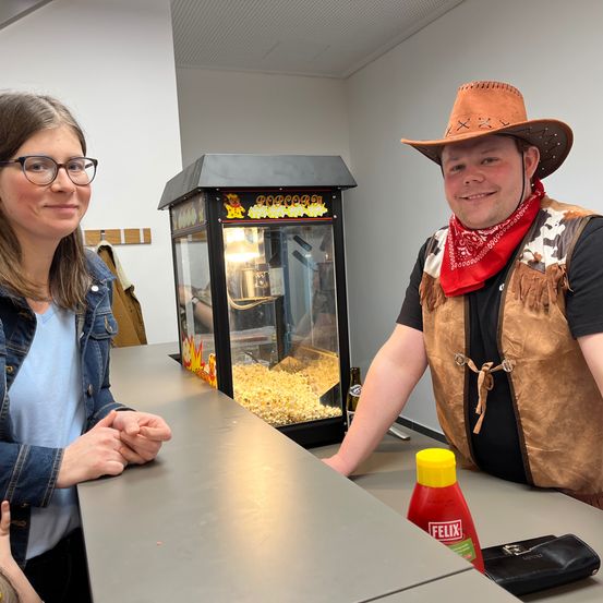 Bild enthält, Hat, Adult, Female, Person, Woman, Male, Man, Face, Glasses, Jacket