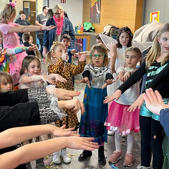 Bild enthält, People, Person, Celebrating, Adult, Female, Woman, Child, Girl, Shoe, Skirt